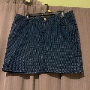 Women’s Earl Jeans Navy Blue And white polka dot Size 12 stretchy jean skirt.